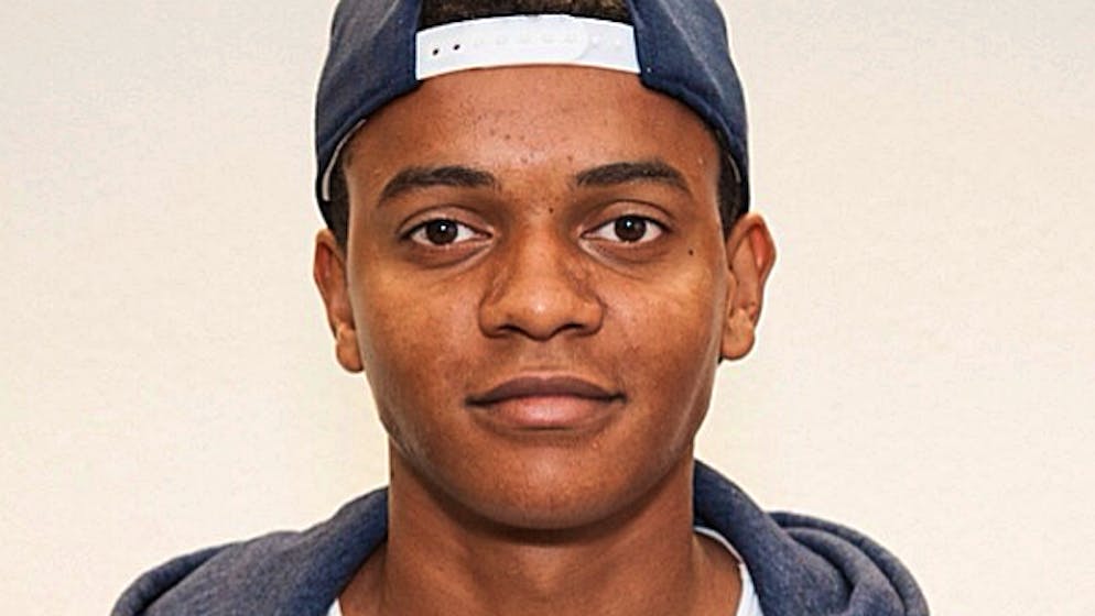 Was wäre wenn ... die Natispieler keine Fussballer wären?. Manuel Akanji: Kämpft sich mühevoll durch ein Politikwissenschaftsstudium in Zürich. Sein grosses Vorbild ist seine ältere Schwester Sarah. Er zählt gerne Treppenstufen und fragt sich manchmal, ob er vielleicht nicht besser Mathematik studiert hätte.