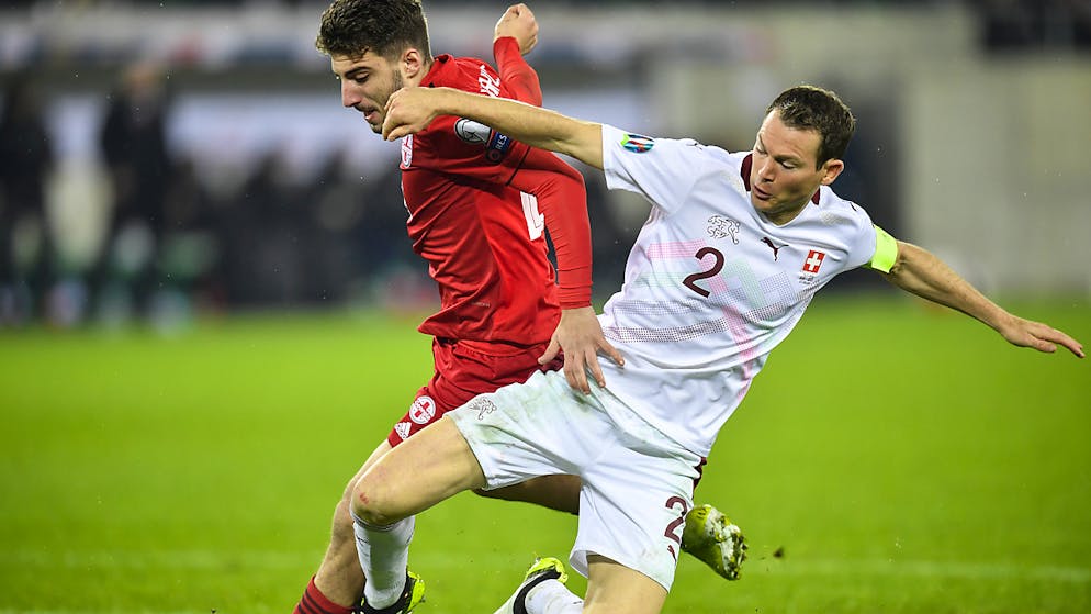 Debütant Itten führt Schweiz zum Sieg. Die Georgier forderten der Schweiz Equipe um Captain Stephan Lichtsteiner alles ab.