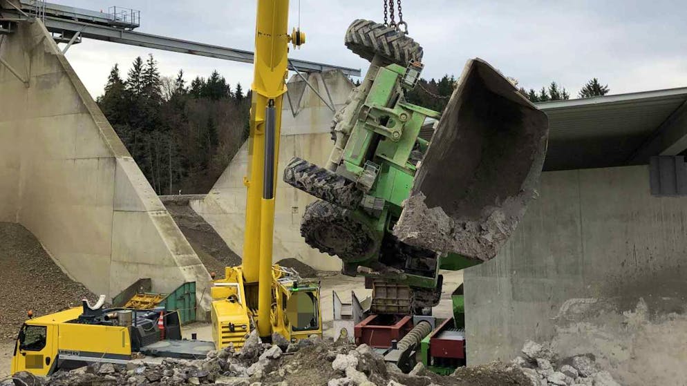 Der Dumper wurde mit Hilfe eines Krans aus der Kiesgrube geborgen.