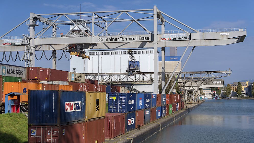 Mit der neuen Logistikdrehscheibe an der deutsch-schweizerischen Grenze soll an den alten Rheinhafenanlagen – hier das Hafenbecken 1 des Basler Rheihafens – Platz frei werden für ein neues Basler Stadtquartier am Rhein.