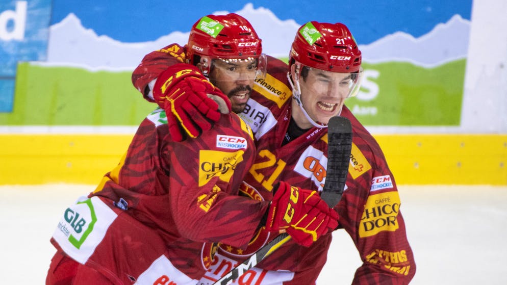 Bern immer tiefer in der Krise. Robbie Earl und Raphael Kuonen bejubeln das 2:1 für Langnau.