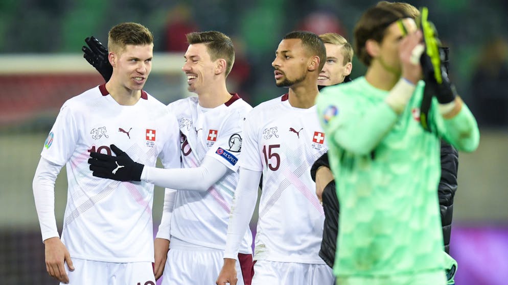 Debütant Itten führt Schweiz zum Sieg. Die Schweizer mit Cedric Itten (links) lassen sich feiern.
