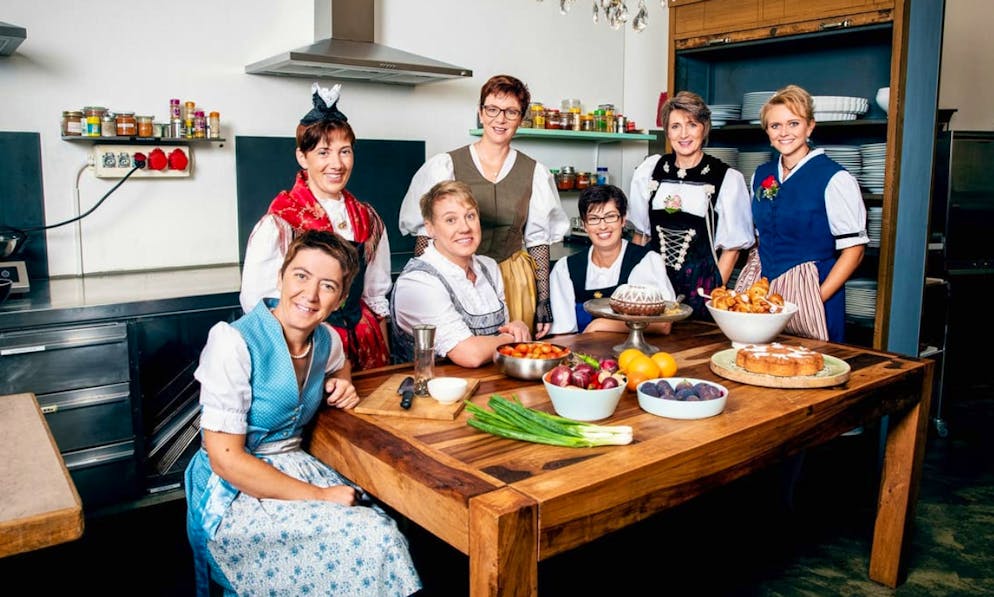 «Landfrauen» der 13. Staffel: Flurina Candinas, Theres Marty, Astrid Murpf, Aurelia Joly, Manuela Achermann, Marlies Bärschi, Brigitte Inderbitzin (v.l.).
