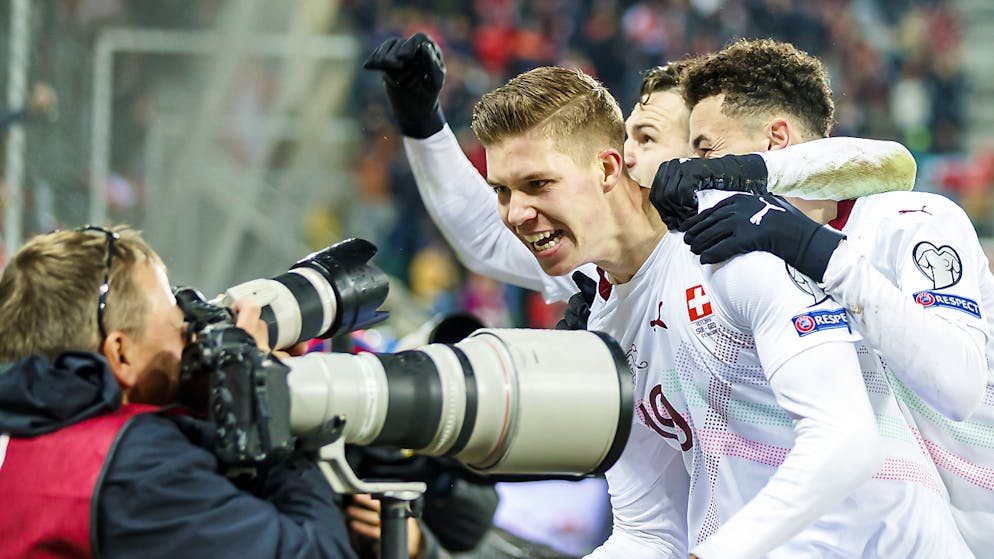 Debütant Itten führt Schweiz zum Sieg. Cedric Itten wird vor den Kameras gefeiert.