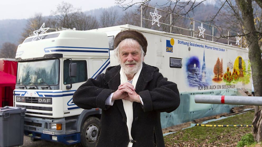 Pfarrer Ernst Sieber, fotografiert vor seinem Pfuusbus, im November 2010.