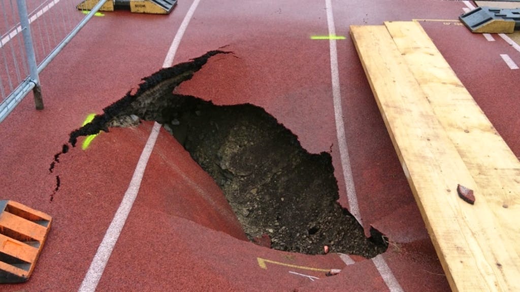 In der Rundbahn der Horwer Sportanlage Seefeld klafft ein Loch – schuld daran sind Rohrstossarbeiten für die Seeenergie-Fernheizung.