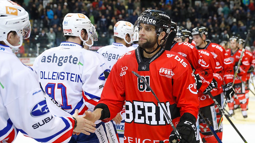 Bern zurück auf der Siegesstrasse. Berns Thomas Rüfenacht beim Handshake mit den Lions.