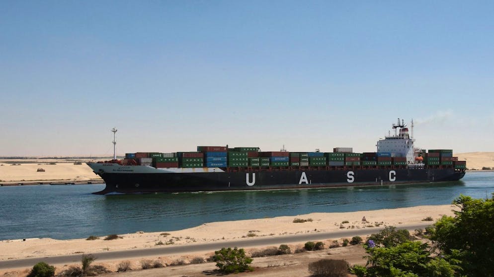 Mitten im Wüstensand und auf den ersten Blick erstaunlich schmal: der Suezkanal etwa in der Mitte bei Ismailia.