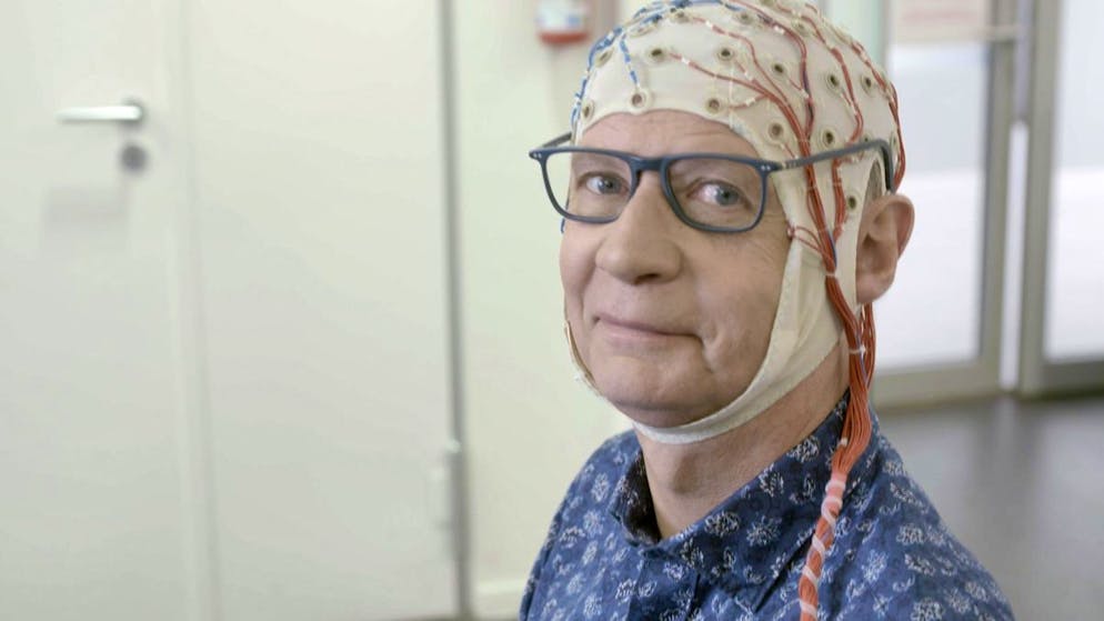 «Bin ich schlauer als Günther Jauch?»: «WWM»-Moderator demontiert sich selbst!. Keine Sorge – das Bild zeigt keinen Krankenhausaufenthalt von Günther Jauch. Der Moderator liess sein Gehirn freiwillig testen.
