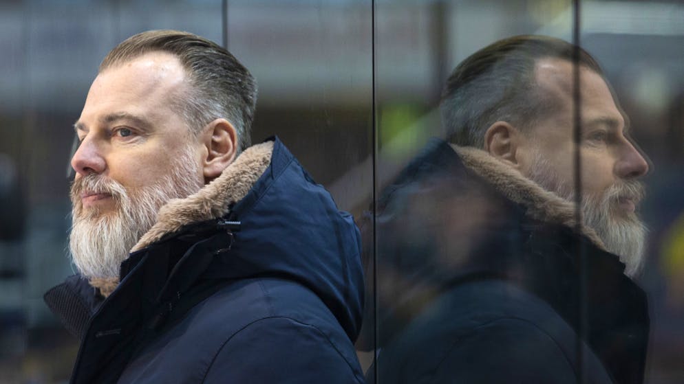 Bern zurück auf der Siegesstrasse. Zürichs Cheftrainer Rikard Grönborg schaut dem Treiben zu.