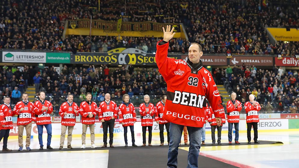 Bern zurück auf der Siegesstrasse. Ivo Rüthemann winkt bei der Ehrung der ehemaligen Captains des SCB den Fans zu.
