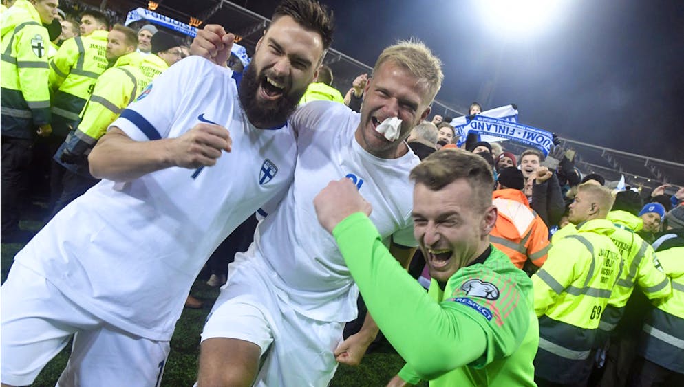 Finnland im Freudenrausch. Mittendrin: Tim Sparv, Paulus Arajuuri und Torwart Lukas Hradecky (v.l.n.r.).
