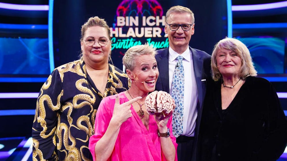 «Bin ich schlauer als Günther Jauch?»: «WWM»-Moderator demontiert sich selbst!. Alle gegen Jauch – neben (von links) Ilka Bessin, Sonja Zietlow und Alice Schwarzer traten auch 1000 repräsentative Deutsche sowie Millionen von Fernsehzuschauern gegen den Moderator an.