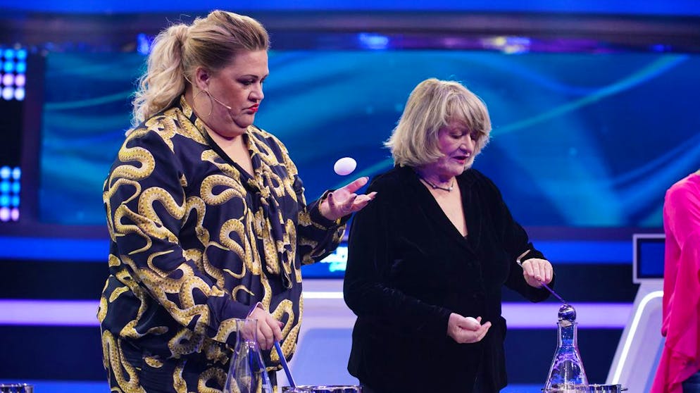 «Bin ich schlauer als Günther Jauch?»: «WWM»-Moderator demontiert sich selbst!. Nicht nur Wissen war gefragt: In der Kategorie «Bewegungsintelligenz» mussten Ilka Bessin (links) und Alice Schwarzer mit der einen Hand Glühwein einschenken, während sie mit der anderen Hand ein Ei jonglierten.