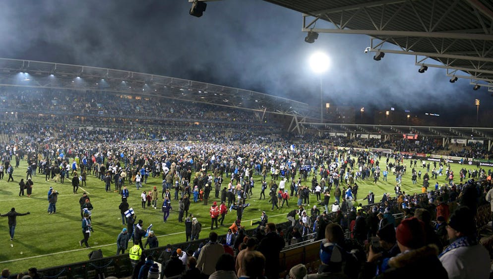 Finnland im Freudenrausch. Bereits kurz nach dem Schlusspfiff kennt die Freude bei den finnischen Anhängern keine Grenzen. Der Platz wird gestürmt...