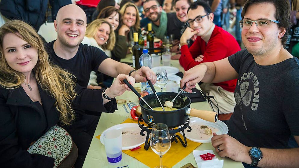 Walliser holen Fondue-Weltmeistertitel. Die Fondue-Weltmeisterschaft in Tartegnin (VD) hat dieses Wochenende zahlreiche Besucherinnen und Besucher angezogen.