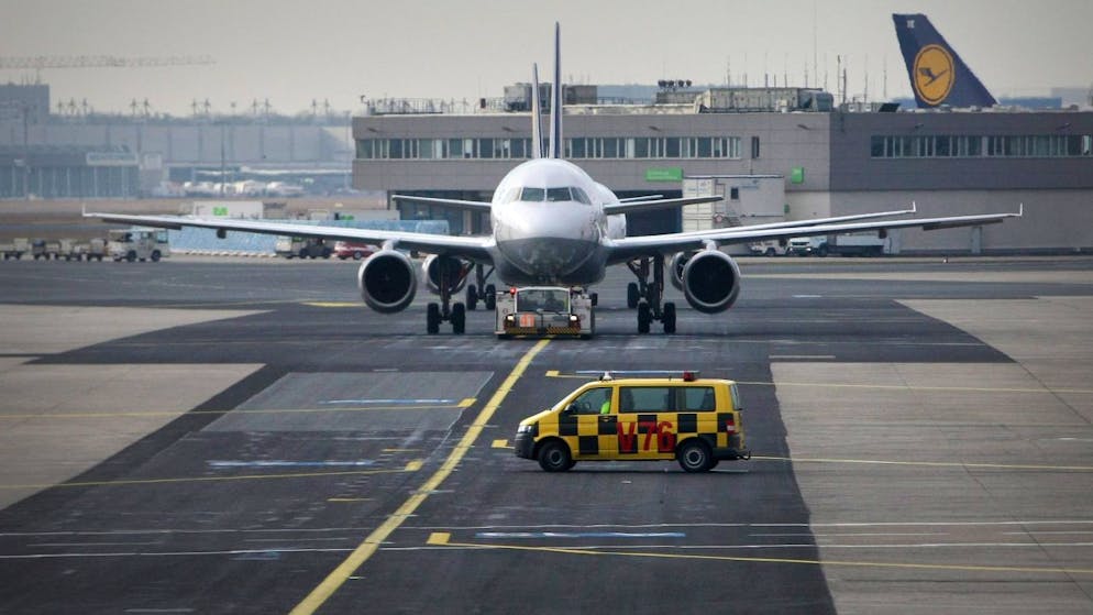 Auf dem Rollfeld des Frankfurter Flughafens sind am Samstagabend zwei Flugzeuge zusammengestossen. Verletzt wurde niemand. (Symbolbild)