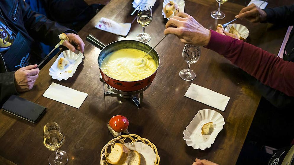 Walliser holen Fondue-Weltmeistertitel. Brot, Wein und selbstverständlich Käse – das alles gehört zum weltbesten Fondue in Tartegnin (VD).