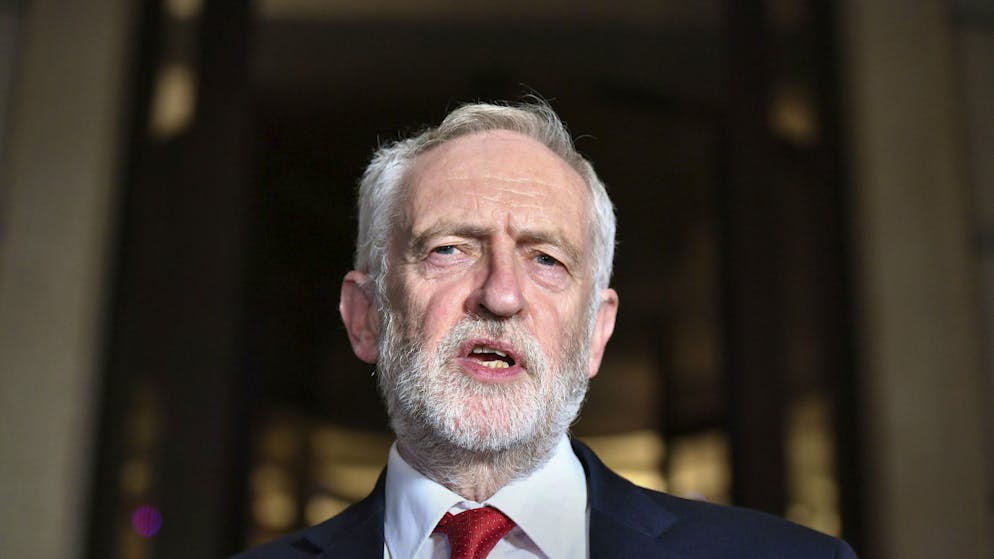 Jeremy Corbyn sfida Boris Johnson sull'immigrazione.