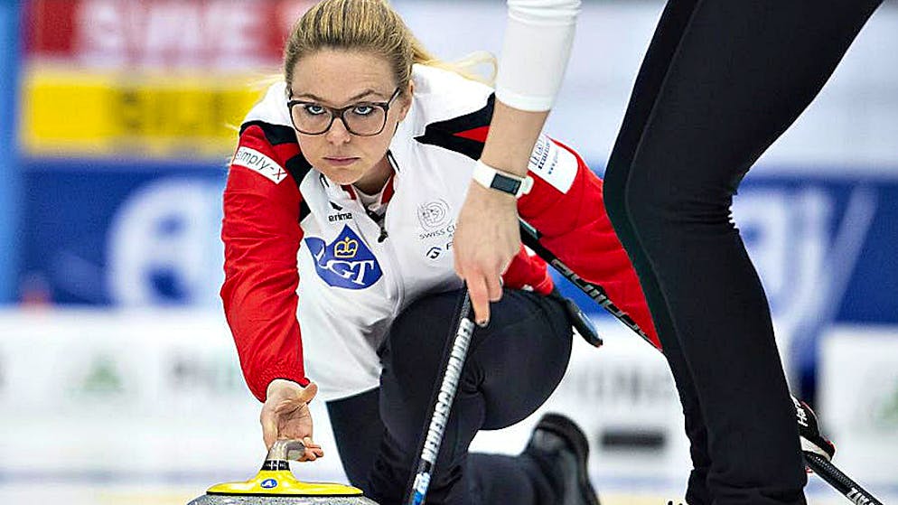 Die Schweizer Nummer 4 Alina Pätz bei einer behutsamen Steinabgabe