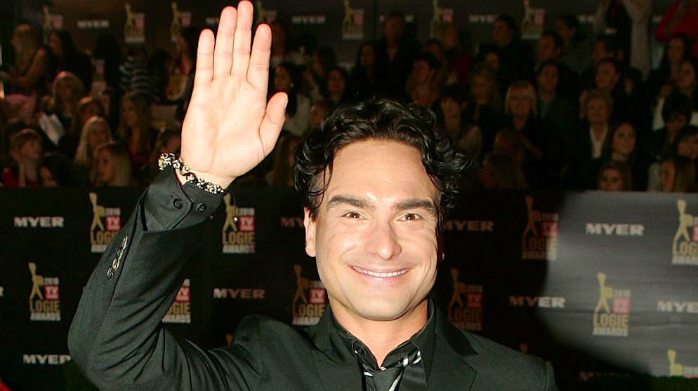 Diese Stars sind kleiner als Sie denken. Mit seinen 165 Zentimetern ist Johnny Galecki nicht gerade ein Hüne in Hollywood. Doch seine Rolle in der Sitcom «The Big Bang Theory» machte ihn zum Gagen-Riesen: Er zählt wie der restliche Cast der mittlerweile beendeten Nerd-Serie zu den bestbezahlten Serien-Darstellern aller Zeiten.