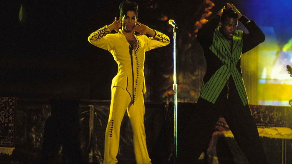 Diese Stars sind kleiner als Sie denken. Weibliche Promis haben es deutlich leichter, ihre Körpermasse zu kaschieren als ihre männlichen Kollegen: High Heels wirken wahre Wunder. Doch auch unter den Männern gibt es Mogelpackungen. Der im April 2016 verstorbene Prince kaschierte seine «Grösse» von 1,58 Meter gern mit hohen Absätzen.