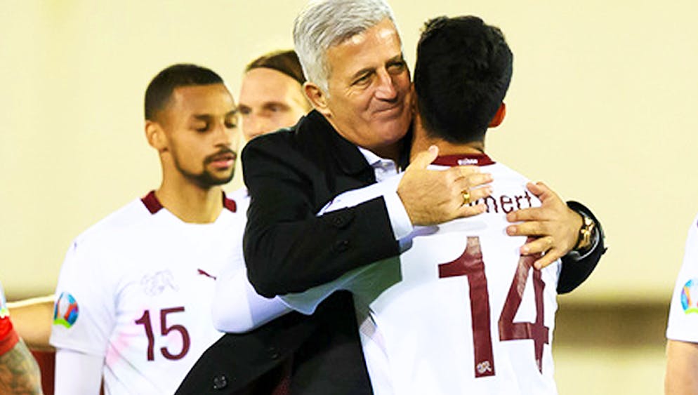 Vladimir Petkovic gratuliert seinen Spielern zum Erreichen der EM-Endrunde.