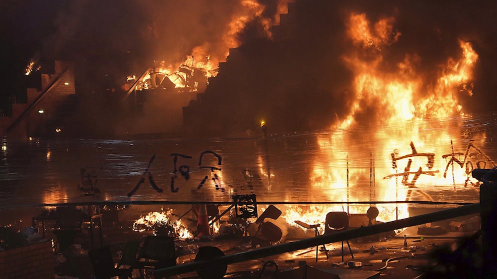Demonstranten entfachten vor der Universität in Hongkong einen Grossbrand, um die Polizei zu stoppen.