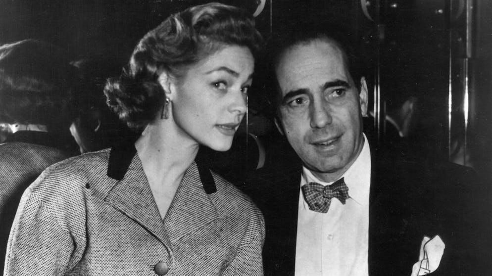 Diese Stars sind kleiner als Sie denken. Die Geschichten um Humphrey Bogarts Körpergrösse (hier mit seiner Frau Lauren Bacall) sind legendär: Angeblich musste sich der 1,65 Meter kleine Schauspieler beim Dreh für «Casablanca» auf eine Holzkiste stellen, um seiner zehn Zentimeter grösseren Filmpartnerin Ingrid Bergman versichern zu können: «Ich seh' dir in die Augen, Kleines.»