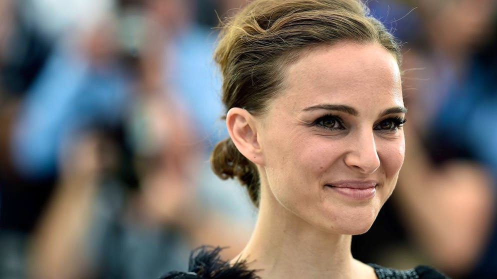 Diese Stars sind kleiner als Sie denken. Ein Oscar lässt einen Schauspieler wachsen – deshalb macht es wohl nichts, dass Natalie Portman nur 1,60 Meter misst. Bereits als 13-Jährige wirkte sie an der Seite von Jean Reno in « Léon – Der Profi» mit, danach folgten Filme wie «Black Swan», «V wie Vendetta» und «Thor».
