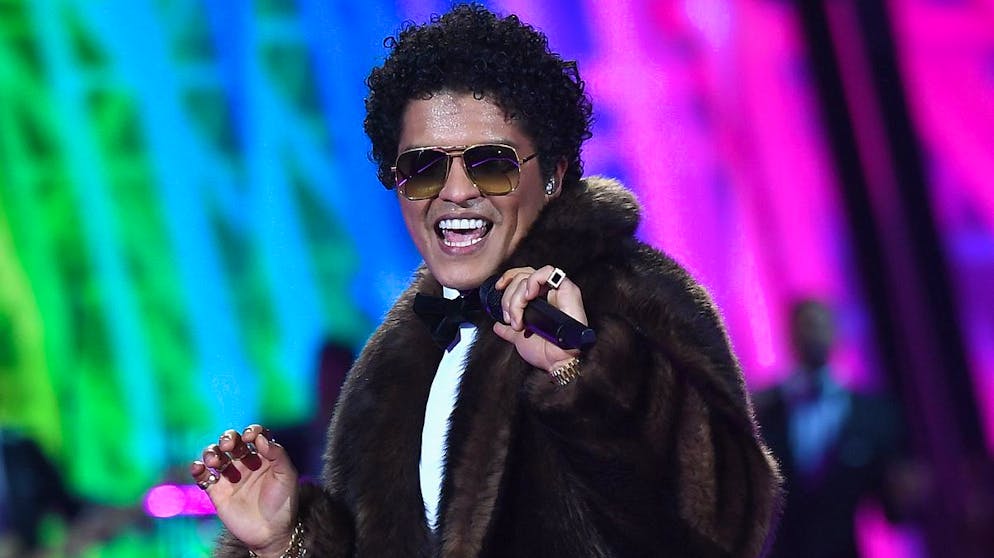 Diese Stars sind kleiner als Sie denken. Bruno Mars' Hit «Marry You» ist zum Dauerbrenner geworden, wenn es darum geht, einen äusserst kitschigen Heiratsantrag über die Bühne zu bringen. Trotz seiner Körpergrösse von nur 1,65 Meter dürfte der Sänger in Zukunft also wohl kein Problem haben, seine Angebetete zu einem «Ja» zu bewegen.