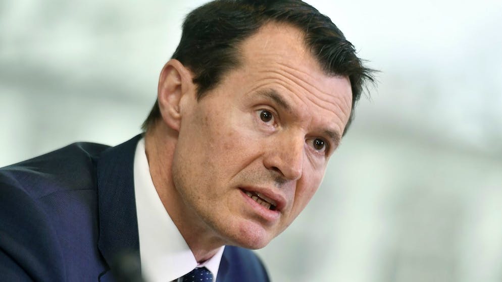 Die Raiffeisen-Banken wollen auch künftig keine Negativzinsen für Sparer einführen, verspricht der oberste Chef Guy Lachappelle.