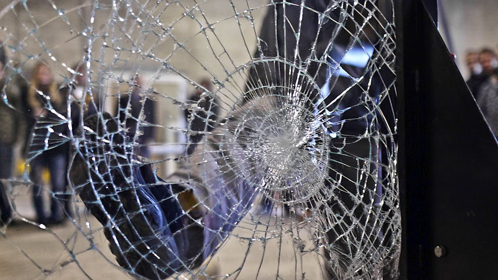 Unbekannte Täter schlugen die Tür beim Hallenbad Willsiau ein. (Symbolbild)