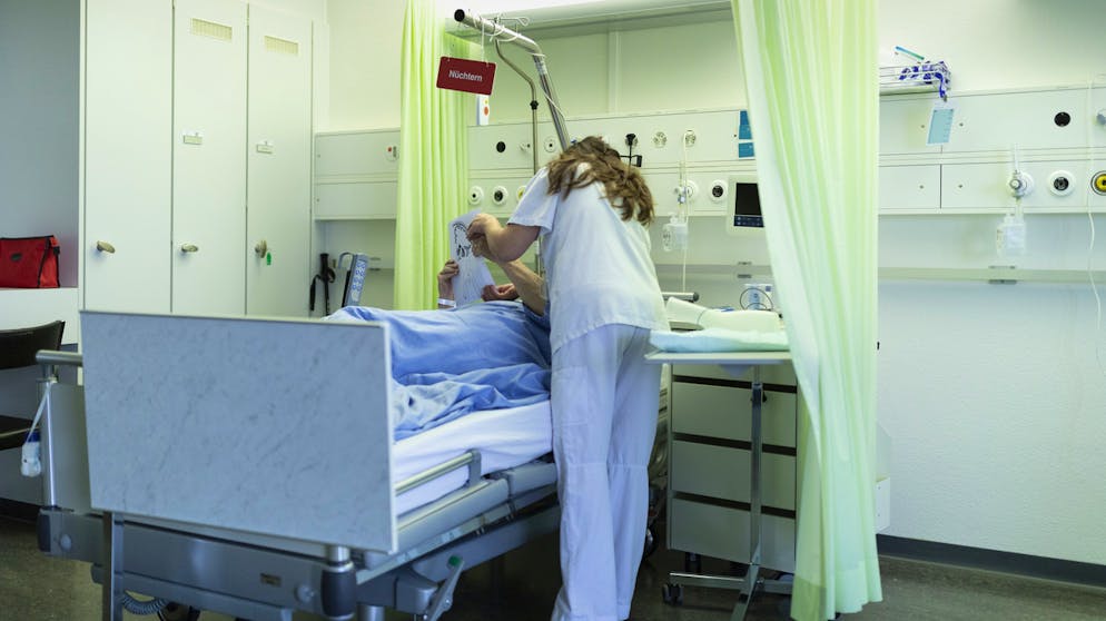 Wer die Krankenkasse wechselt, erhält dieselben Grundleistungen, zahlt aber oftmals weniger.