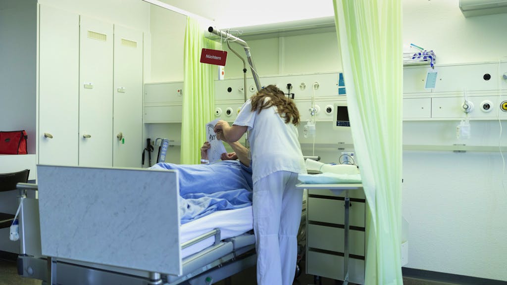 Für viele kein Thema. Trotz Sparpotenzial: Schweizer wechseln Krankenkasse nur selten