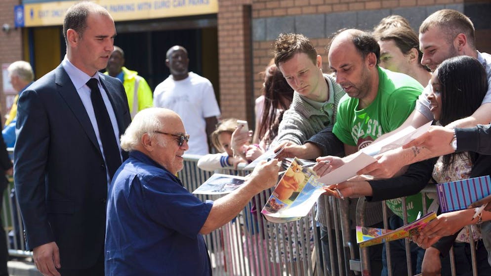 Diese Stars sind kleiner als Sie denken. Man sieht schon, hier ist ein echt kleiner Mann am Werk: Danny DeVito ist nur 1,47 Meter gross. Der Hollywood-Star, der am 17. November seinen 75. Geburtstag feierte, ist somit der kleinste unter den «grossen» Stars.