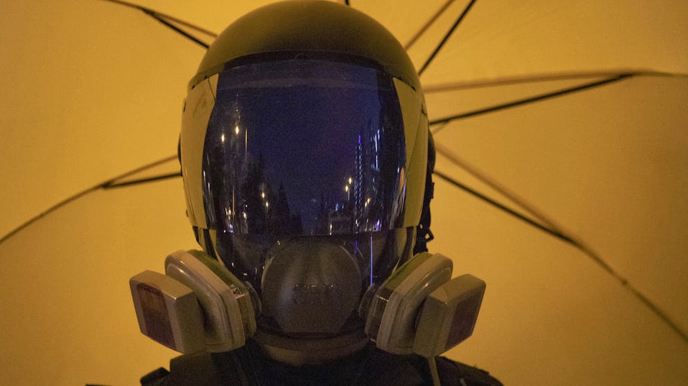Hongkongs Polizei versucht, Universität zu stürmen. Nein, das ist nicht Marty McFly aus «Back to the Future» – diese Person ist real und trägt nicht ohne Grund eine Atemmaske: Die Aufnahme zeigt, wie dick in Hongkong…