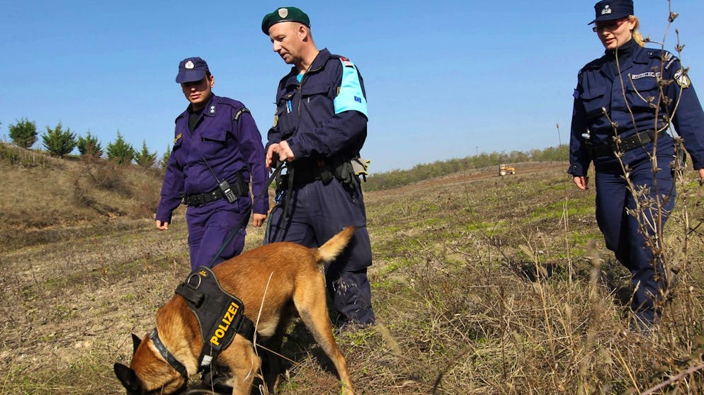 Die griechische Polizei patrouilliert mit der Frontex an der griechisch-türkischen Grenze.