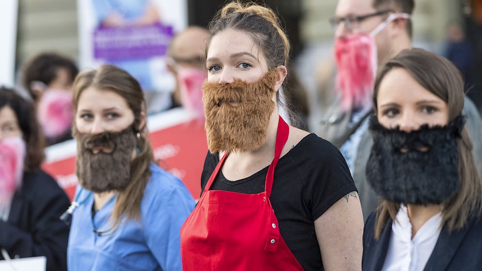 Lohngleichheit für Frauen und Männer, wie sie hier an einer Kundgebung 2018 in Bern gefordert wurde, soll auch bei öffentlichen Beschaffungen der Stadt Luzern gelten.