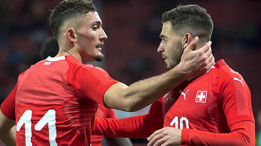 Andi Zeqiri (links) führt die Schweizer U21 mit zwei Toren zum Sieg über Frankreich