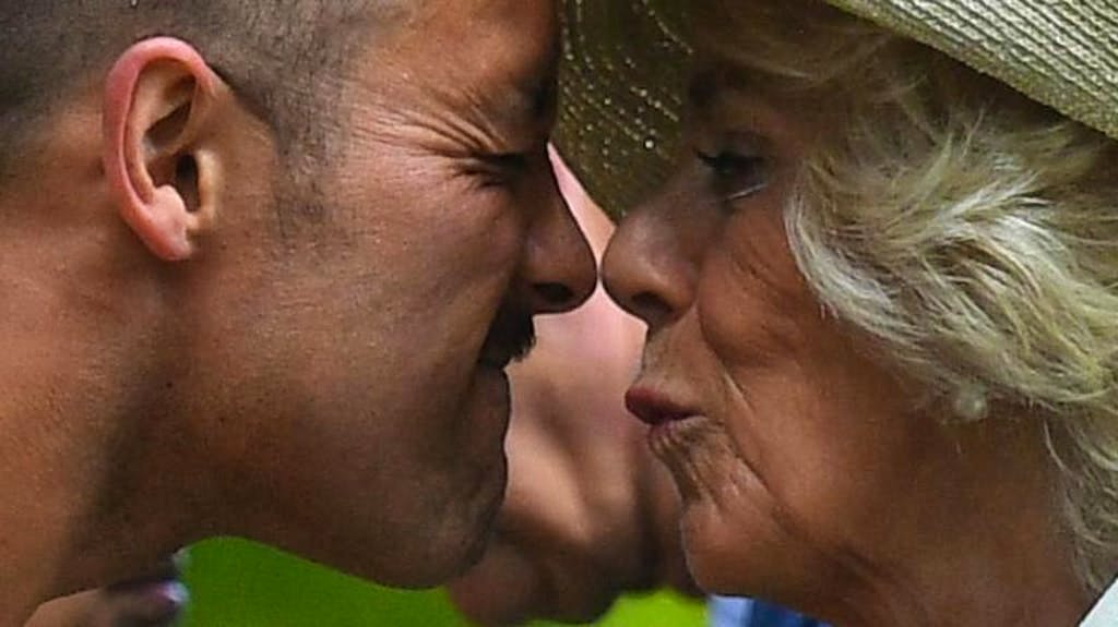 Salutation avec le nez: la duchesse de Cornouailles Camilla est accueillie par un Maori avec le traditionnel hongi. La duchesse et le prince Charles sont en visite en Nouvelle-Zélande.