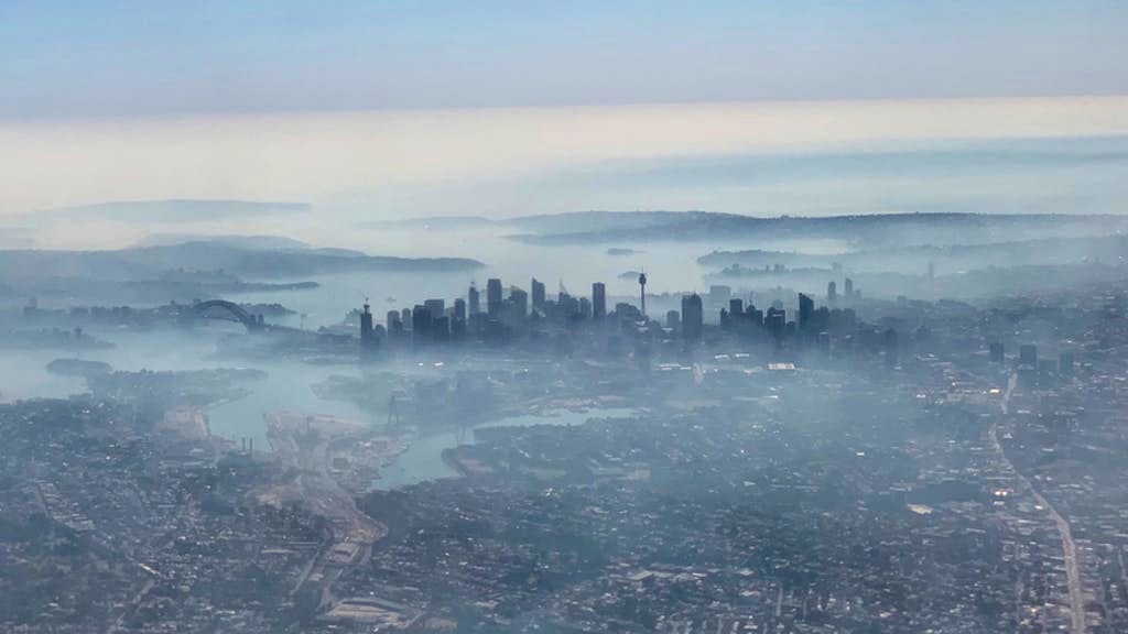 Sydney en approche: les cinq millions d’habitants de la plus grande ville d’Australie ressentent désormais eux aussi les effets des feux de brousse: un épais voile de fumée recouvre la ville. Les autorités ont appelé à la prudence. Il est recommandé aux personnes ayant des problèmes respiratoires de ne pas quitter leur domicile.