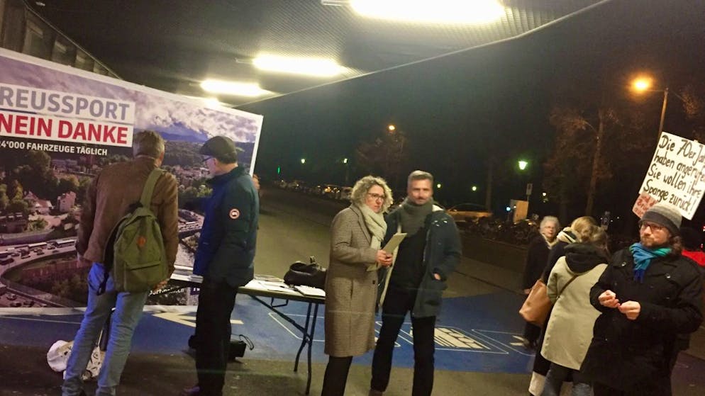 Gegner des Strassenprojekts einer Brücke beim Autobahnanschluss Lochhof in der Stadt Luzern tun vor einer Infoveranstaltung der Regierung ihren Ärger kund.