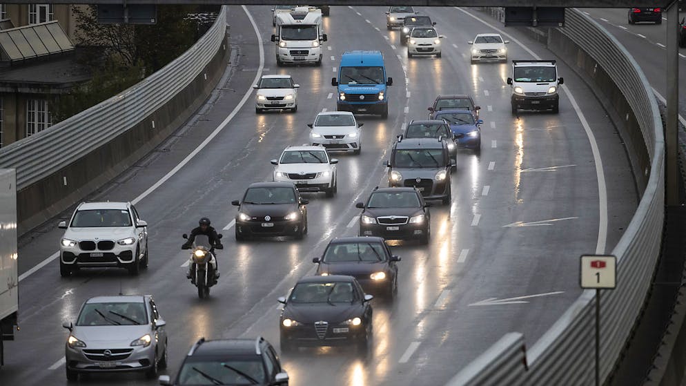 Nach einem Selbstunfall auf der A1 Richtung Bern hat sich ein Auto am Freitagnachmittag zweimal überschlagen. Der Fahrer wurde zur Kontrolle ins Spital gebracht. (Symbolbild)