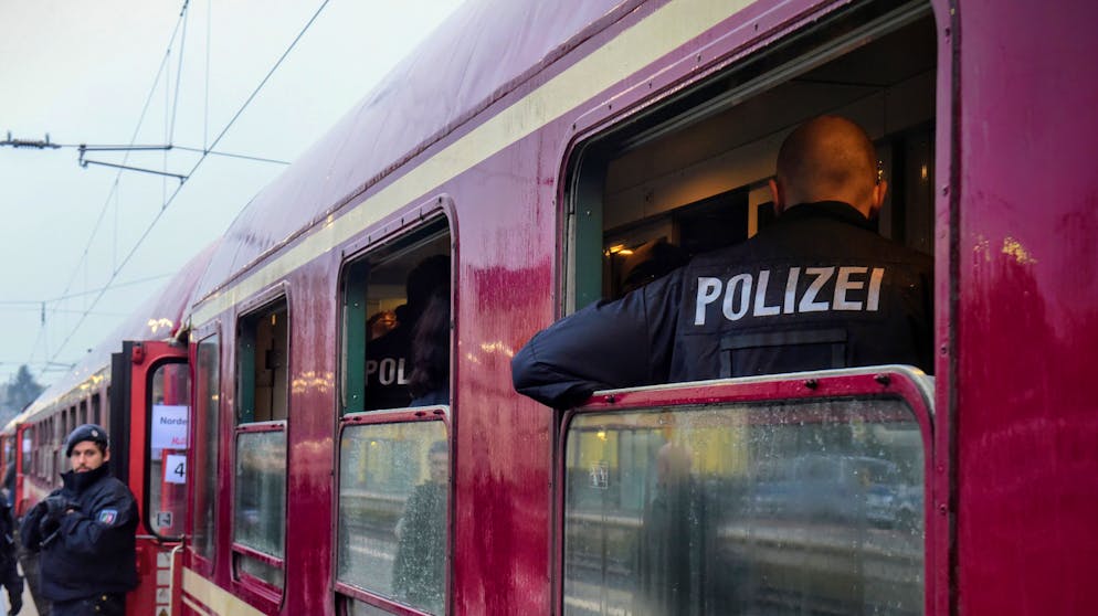 Am Bahnhof in Kamen in Deutschland hat eine aus einem Zug geworfene Flasche ein zweijähriges Mädchen am Kopf getroffen und das Kind lebensgefährlich verletzt.