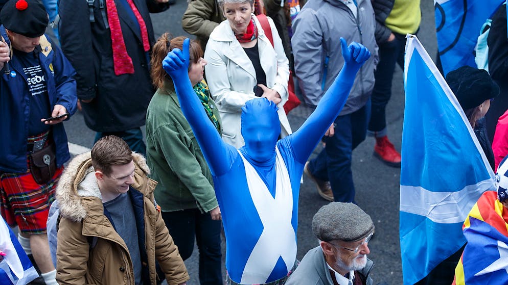 In blau oder mit Kilt für die Unabhängigkeit: Schottinnen und Schotten versammeln sich zur Kundgebung in Glasgow.