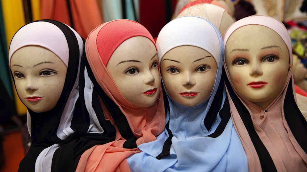Die Diskussion um das Tragen des muslimischen Kopftuches nimmt in Frankreich mitunter bizarre Züge an (Symbolbild).