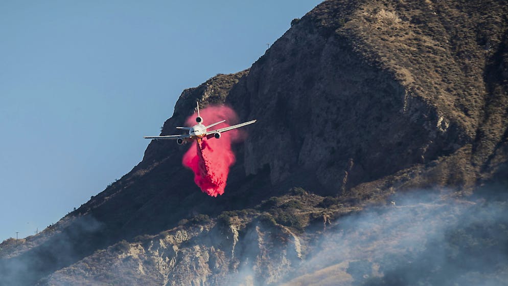 Neuer Brand eingedämmt: Ein Löschflugzeug – ein sogenannter Very Large Air Tanker – im Einsatz gegen das «Maria»-Feuer in Ventura, Kalifornien.