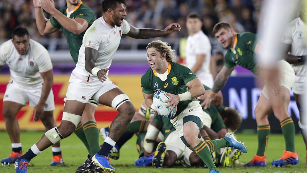 Südafrika zum dritten Mal Weltmeister. Südafrikas Faf de Klerk rennt mit dem Ball