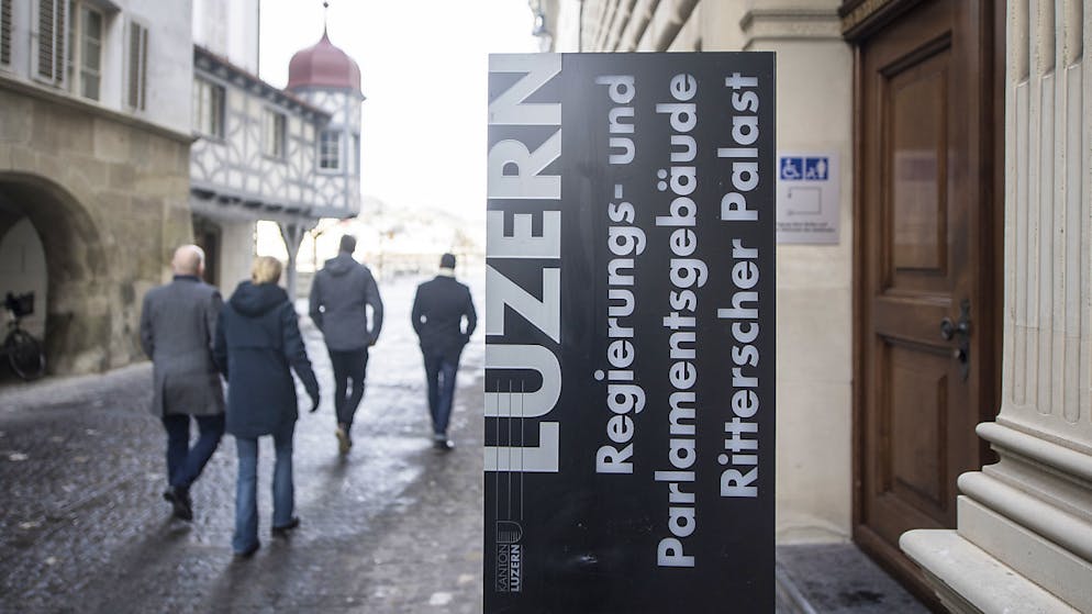 Der Luzerner Regierungsrat setzt den vom Parlament beschlossenen Gegenvorschlag zur SP-Prämieninitiative vorzeitig um. (Archivbild)